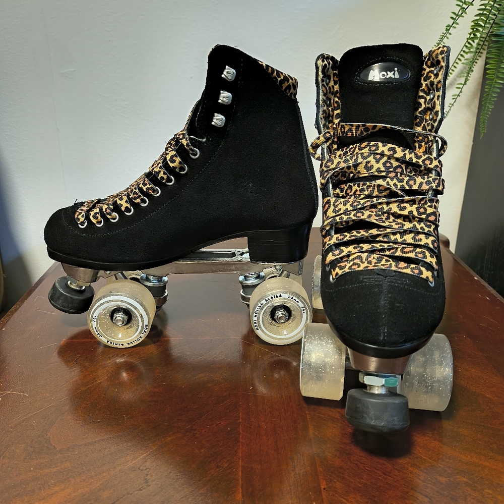 Moxi Panther Roller Skates M6/W7